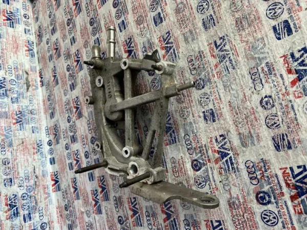 04L131425M | VW Crafter EGR Soğutucu Braketi VAG