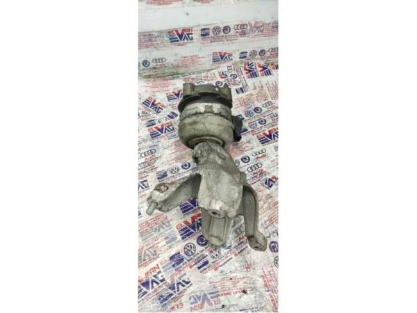 8D0199379L | Audi A4 Sağ Motor Takozu VAG