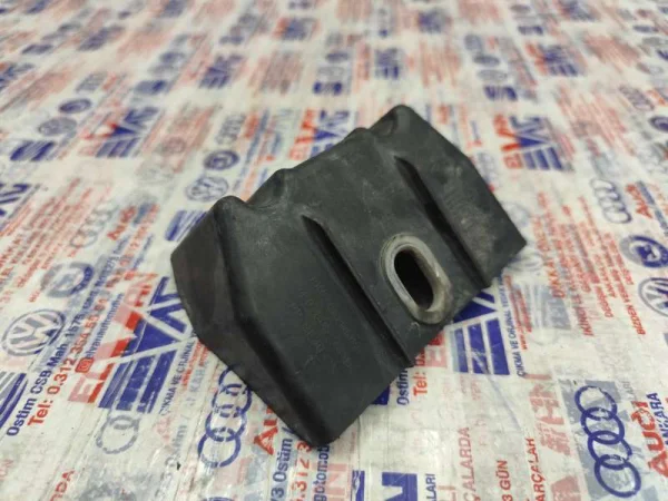 7E0805731B | VW Transporter Ön Panel Bağlantı Ayağı VAG