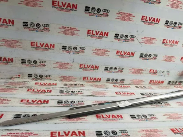 4L0853284E | Audi Q7 Sağ Ön Kapı Cam Sıyırıcısı VAG