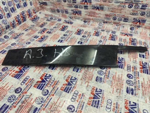 8V4837902 | Sağ Ön Kapı Direk Kapağı VAG