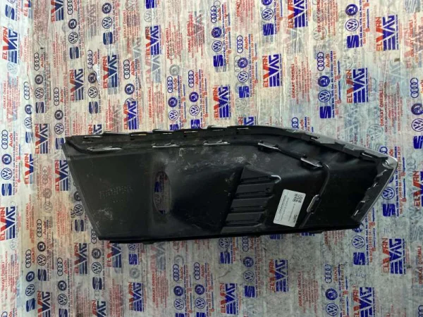 8W0807682AK | Audi A4 Sisli Sağ Sis Farı Çerçevesi VAG