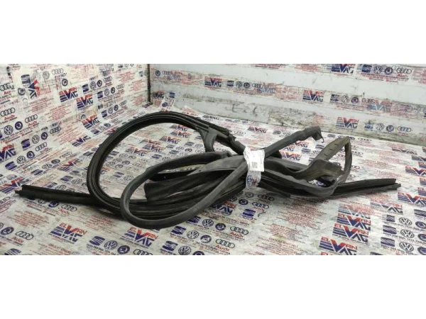 3U5845209 | Arka Kapı Sabit Camı VAG