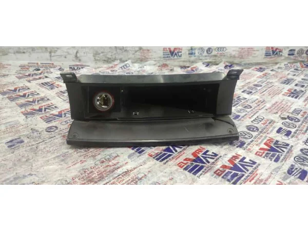 7P1857961 | VW Touareg Orta Konsol Küllüğü VAG