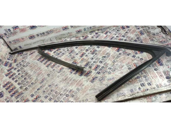 3G0837431N | VW Passat Sol Ön Kapı Dış Cam Fitili VAG