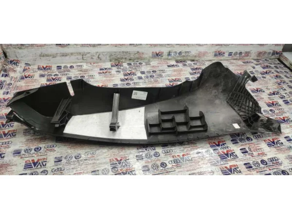 5E6867765 | Skoda Octavia Sol Arka Koltuk Yan Kaplaması VAG