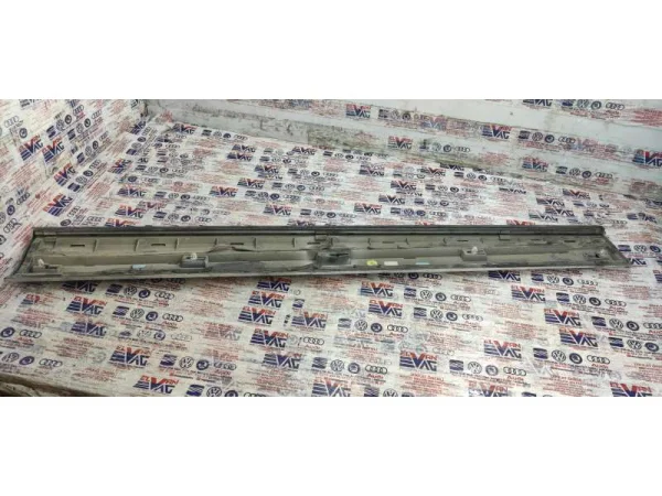 8R0853960E | Audi Q5 Sağ Ön Kapı Alt Çıtası VAG