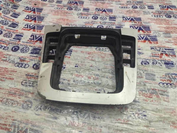 3C0864263E | VW Passat Orta Konsol Çerçevesi VAG