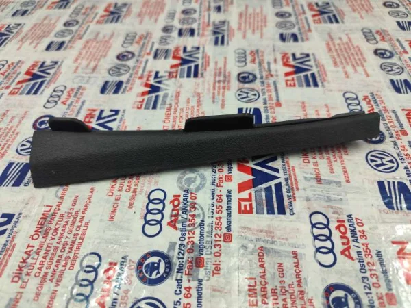 8W0868204A | Audi A4 Sağ Orta A Direği Kaplaması VAG