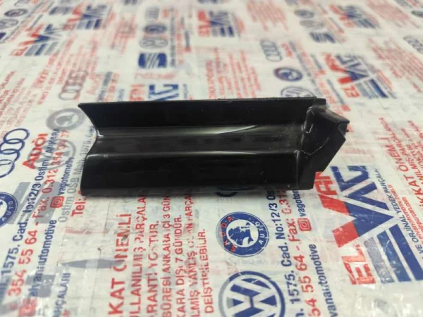 8W1857967A | Sol Ön Göğüs Trim Paneli | Audi A4, A5 VAG