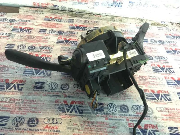 8E0953521D | Audi A4 Sinyal Kolu VAG