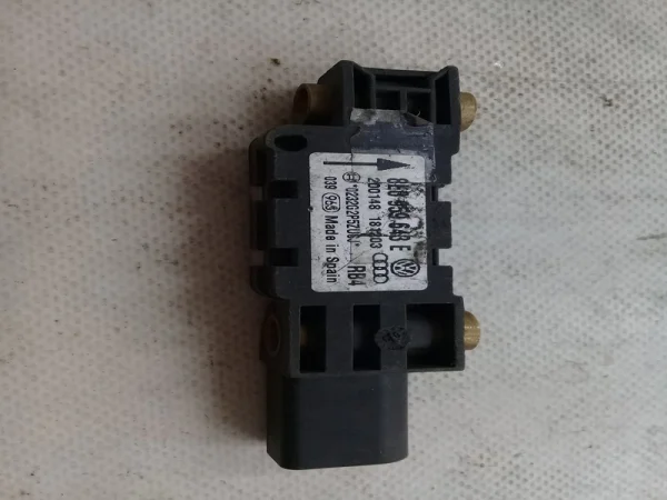 8E0959643E | Arka Airbag Sensörü | Audi A4, A6 VAG