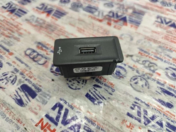 3G0035222 | USB Giriş Konektörü | VW Golf, Jetta, Passat - Seat Alhambra, Ibiza, Leon VAG