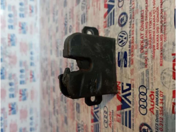 7E5827505A | VW Transporter Arka Bagaj Kapak Kilidi VAG