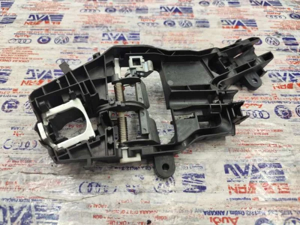 517837811H | Sol Ön Kapı Kol Braketi | VW Golf, Passat, Tiguan, Touran VAG