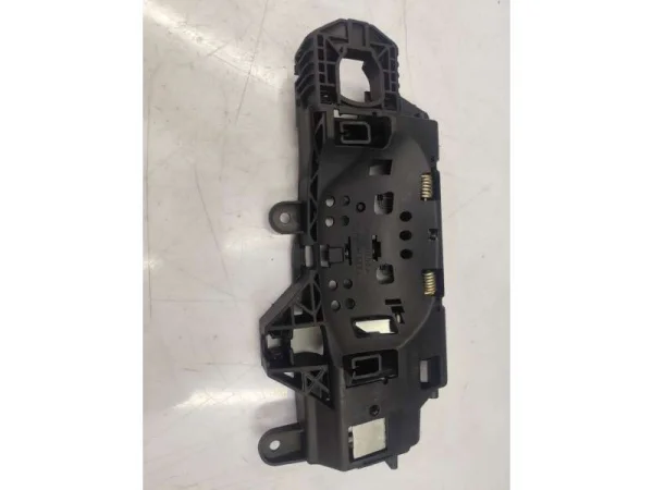 8W0837812A | Audi A4 Sağ Ön Kapı Kolu İç Braketi VAG