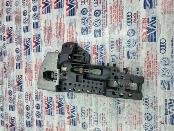 8T0837885B | Sol Ön Dış Açma Kolu İç Braketi | Audi A4, A5, Q5 VAG
