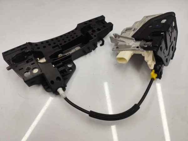 8T0837886B | Sağ Dış Kapı Kolu Yatağı | Audi A1, A4, A5, Q5 VAG