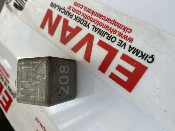 8A0951253B | Yakıt Pompası Rölesi VAG
