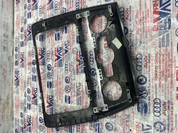5C6858069F | VW Jetta Orta Konsol Ekran Çerçevesi VAG