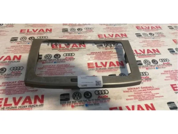 3C0858069M | VW Passat Teyp Çerçevesi VAG