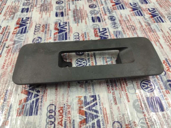 2K0883087B | VW Caddy Arka Koltuk Bağlantı Kaplaması VAG