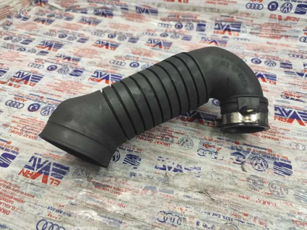 8D0129615J | Hava Filtre Hortumu | VW Passat - Audi A4, A6 VAG