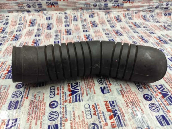 028129627A | VW Transporter Hava Filtresi Hortumu VAG