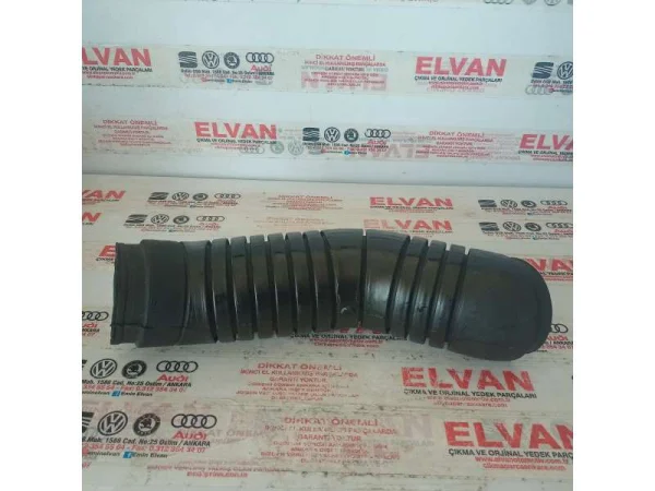 028129627A | VW Transporter Hava Filtresi Hortumu VAG