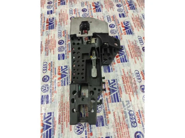 8T1837885A | Dış Kapı Kolu Desteği | Audi A4, A5, Q5 VAG