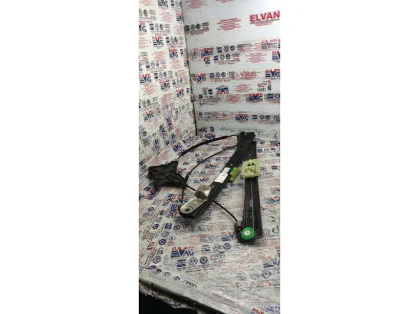 3G0837462C | VW Passat Sağ Ön Cam Krikosu VAG